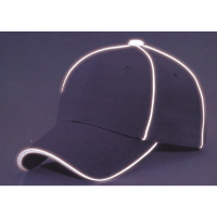帽子のデザインラインに高反射率の生地を施し、暗い場所でライトに当たると光る