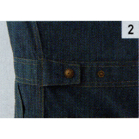 腰部にはウエストのサイズを2段階に調節できるドットボタンを採用。